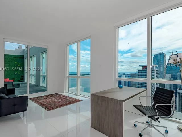 3-bedroom condo for sale in Miami - 244 Biscayne Blvd UPH-4907 - MondialRealty