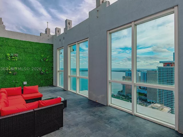 3-bedroom condo for sale in Miami - 244 Biscayne Blvd UPH-4907 - MondialRealty