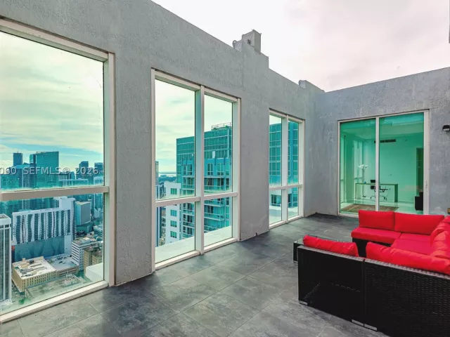 3-bedroom condo for sale in Miami - 244 Biscayne Blvd UPH-4907 - MondialRealty