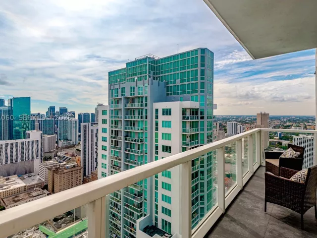 3-bedroom condo for sale in Miami - 244 Biscayne Blvd UPH-4907 - MondialRealty