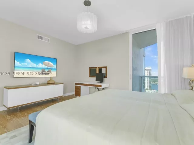 3-bedroom condo for sale in Aventura - 19400 Turnberry Way 2011 - MondialRealty