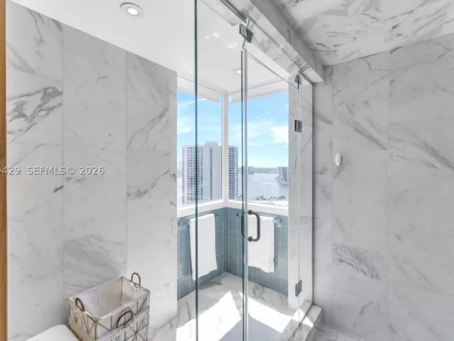3-bedroom condo for sale in Aventura - 19400 Turnberry Way 2011 - MondialRealty