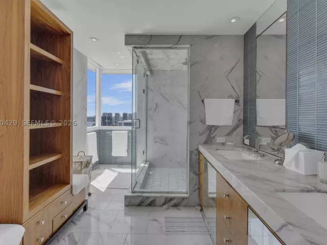 3-bedroom condo for sale in Aventura - 19400 Turnberry Way 2011 - MondialRealty