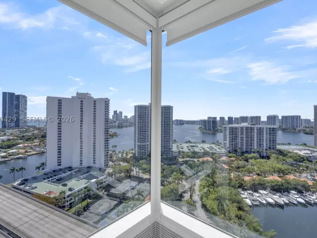 3-bedroom condo for sale in Aventura - 19400 Turnberry Way 2011 - MondialRealty