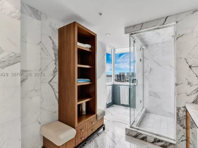 3-bedroom condo for sale in Aventura - 19400 Turnberry Way 2011 - MondialRealty