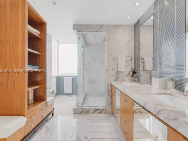 3-bedroom condo for sale in Aventura - 19400 Turnberry Way 2011 - MondialRealty