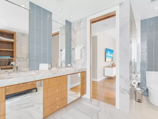 3-bedroom condo for sale in Aventura - 19400 Turnberry Way 2011 - MondialRealty