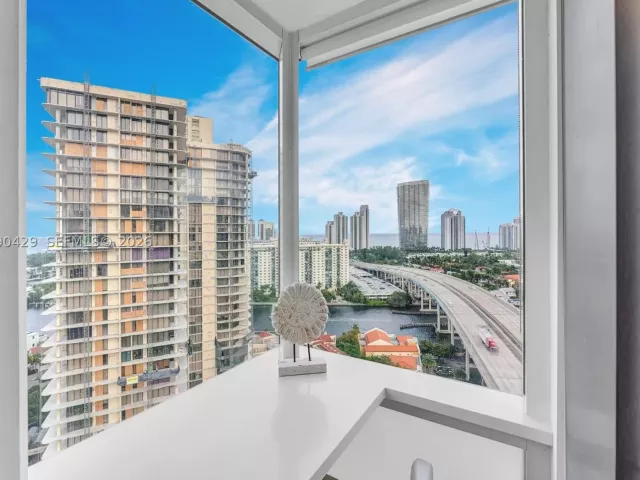 3-bedroom condo for sale in Aventura - 19400 Turnberry Way 2011 - MondialRealty