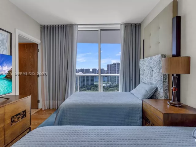 3-bedroom condo for sale in Aventura - 19400 Turnberry Way 2011 - MondialRealty