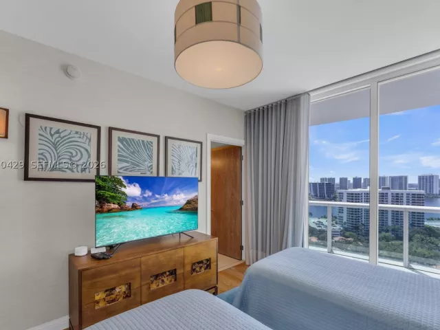3-bedroom condo for sale in Aventura - 19400 Turnberry Way 2011 - MondialRealty