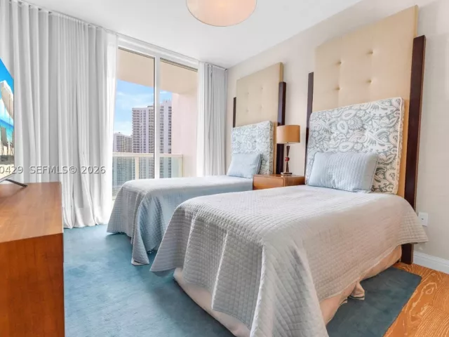 3-bedroom condo for sale in Aventura - 19400 Turnberry Way 2011 - MondialRealty