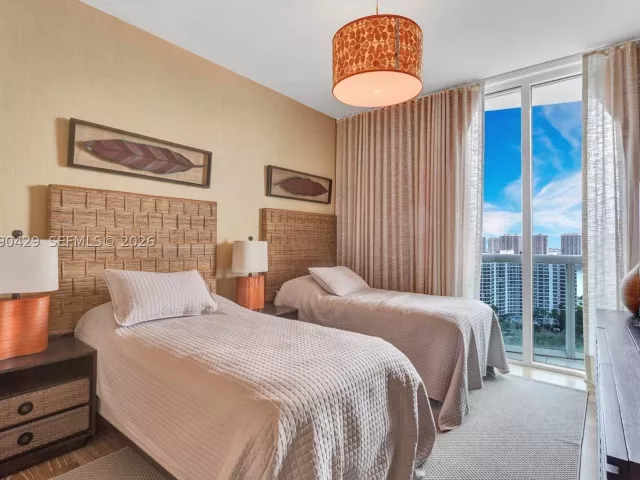 3-bedroom condo for sale in Aventura - 19400 Turnberry Way 2011 - MondialRealty