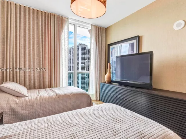 3-bedroom condo for sale in Aventura - 19400 Turnberry Way 2011 - MondialRealty