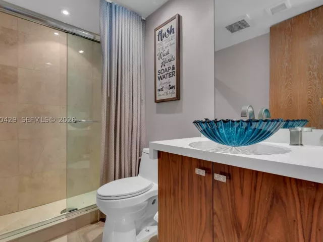 3-bedroom condo for sale in Aventura - 19400 Turnberry Way 2011 - MondialRealty