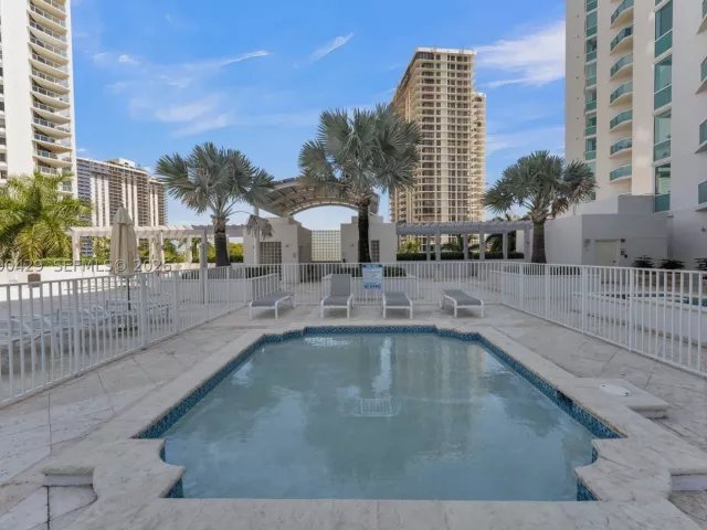 3-bedroom condo for sale in Aventura - 19400 Turnberry Way 2011 - MondialRealty