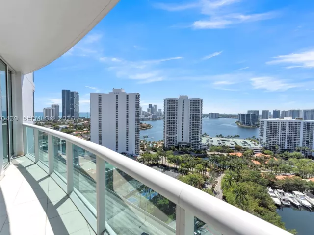 3-bedroom condo for sale in Aventura - 19400 Turnberry Way 2011 - MondialRealty