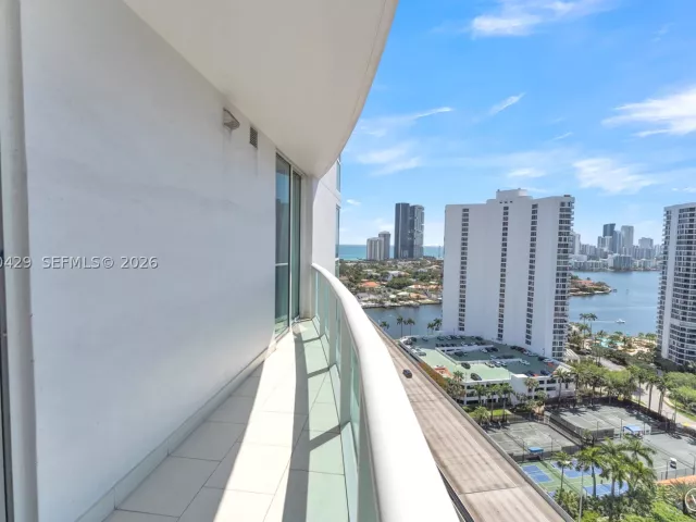 3-bedroom condo for sale in Aventura - 19400 Turnberry Way 2011 - MondialRealty