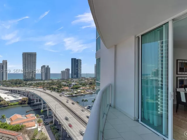 3-bedroom condo for sale in Aventura - 19400 Turnberry Way 2011 - MondialRealty