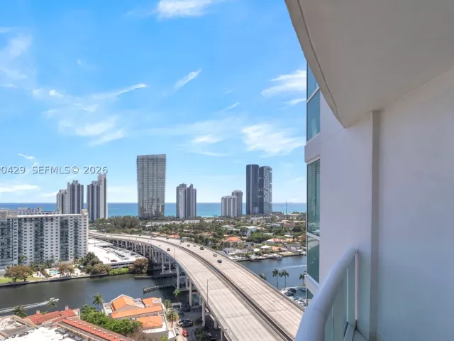 3-bedroom condo for sale in Aventura - 19400 Turnberry Way 2011 - MondialRealty