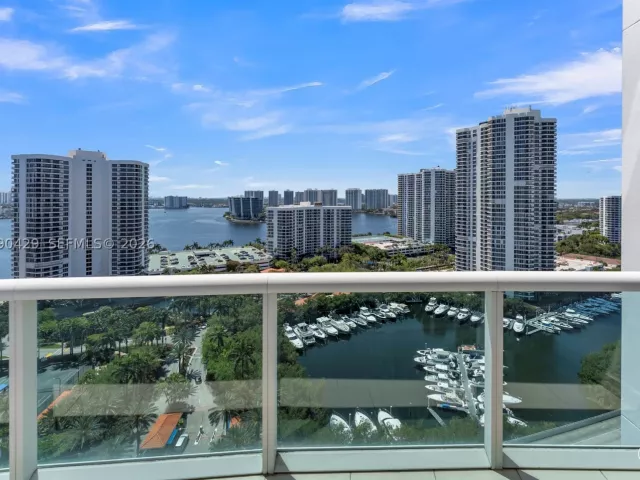 3-bedroom condo for sale in Aventura - 19400 Turnberry Way 2011 - MondialRealty