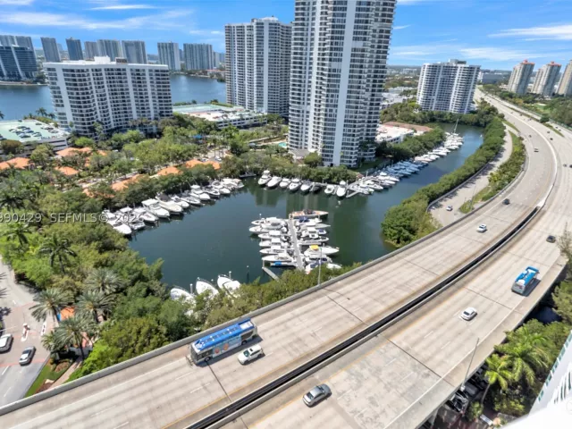 3-bedroom condo for sale in Aventura - 19400 Turnberry Way 2011 - MondialRealty
