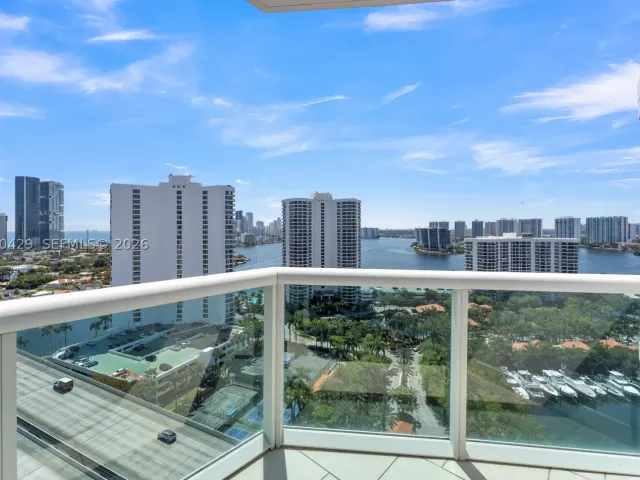 3-bedroom condo for sale in Aventura - 19400 Turnberry Way 2011 - MondialRealty