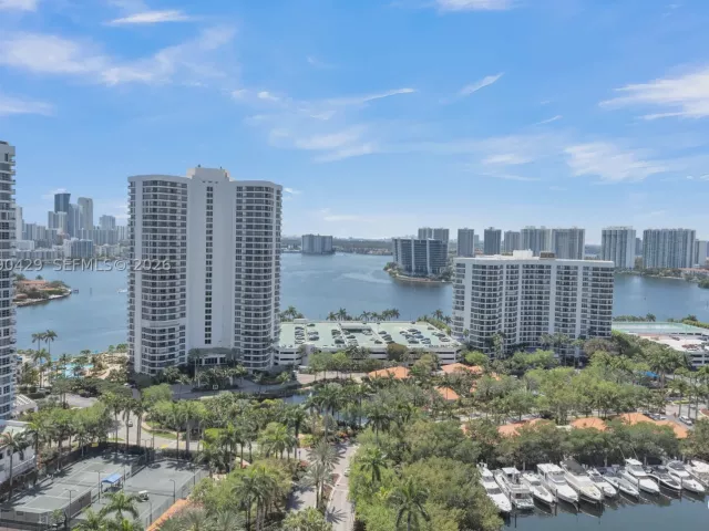3-bedroom condo for sale in Aventura - 19400 Turnberry Way 2011 - MondialRealty