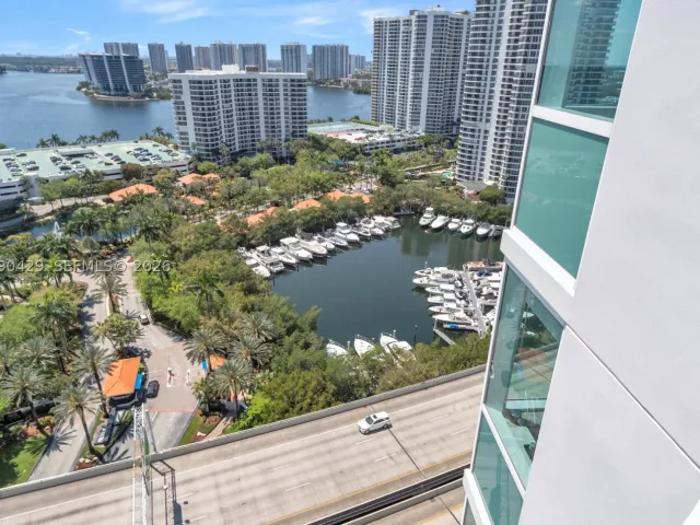 3-bedroom condo for sale in Aventura - 19400 Turnberry Way 2011 - MondialRealty