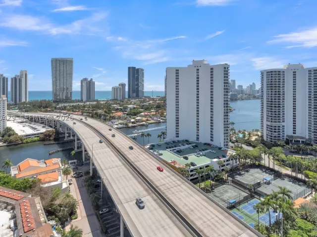 3-bedroom condo for sale in Aventura - 19400 Turnberry Way 2011 - MondialRealty