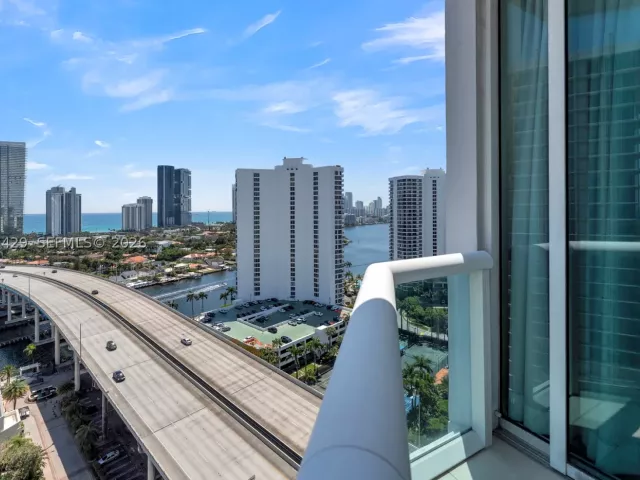 3-bedroom condo for sale in Aventura - 19400 Turnberry Way 2011 - MondialRealty
