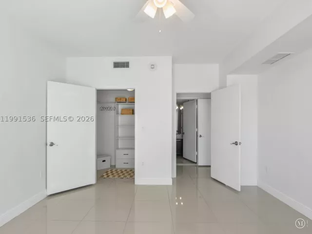 1-bedroom condo for sale in Miami - 244 Biscayne Blvd 1605 - MondialRealty