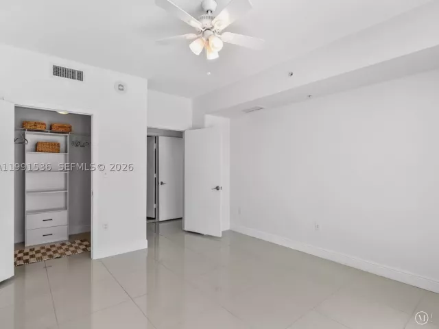 1-bedroom condo for sale in Miami - 244 Biscayne Blvd 1605 - MondialRealty