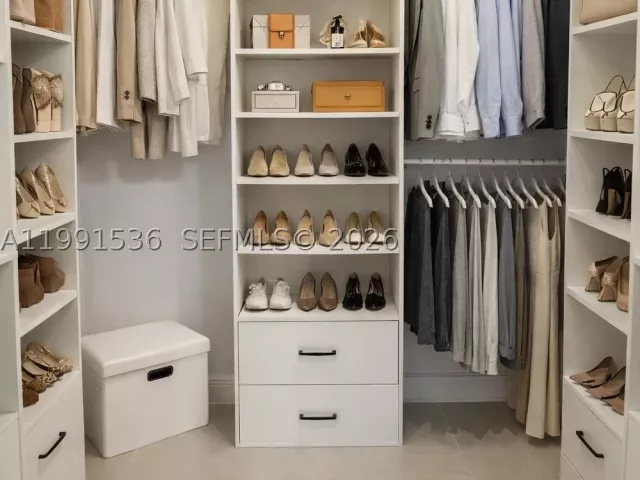 1-bedroom condo for sale in Miami - 244 Biscayne Blvd 1605 - MondialRealty
