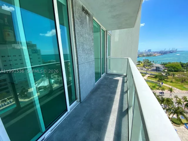 1-bedroom condo for sale in Miami - 244 Biscayne Blvd 1605 - MondialRealty