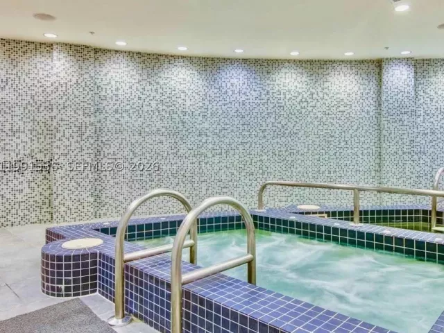 1-bedroom condo for sale in Miami - 244 Biscayne Blvd 1605 - MondialRealty