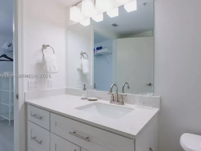 2-bedroom condo for rent in Miami - 1750 N Bayshore Dr 2401 - MondialRealty
