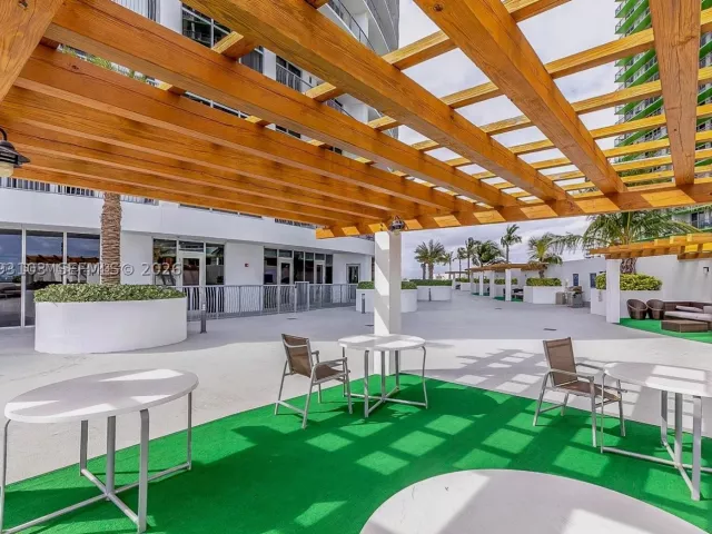 2-bedroom condo for rent in Miami - 1750 N Bayshore Dr 2401 - MondialRealty
