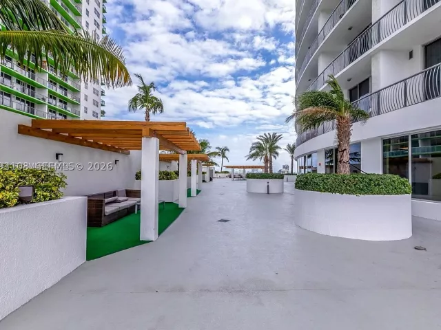 2-bedroom condo for rent in Miami - 1750 N Bayshore Dr 2401 - MondialRealty