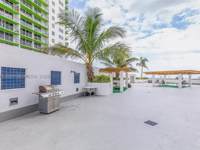 2-bedroom condo for rent in Miami - 1750 N Bayshore Dr 2401 - MondialRealty