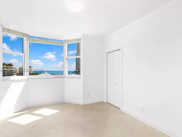 3-bedroom condo for sale in Miami Beach - 300 S Pointe Drive 801 - MondialRealty