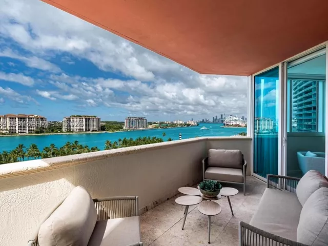 3-bedroom condo for sale in Miami Beach - 300 S Pointe Drive 801 - MondialRealty