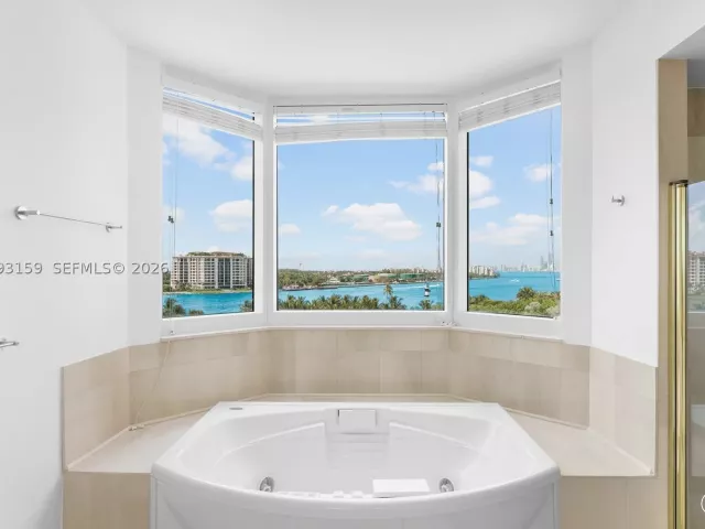3-bedroom condo for sale in Miami Beach - 300 S Pointe Drive 801 - MondialRealty