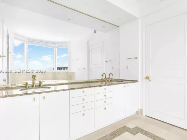 3-bedroom condo for sale in Miami Beach - 300 S Pointe Drive 801 - MondialRealty