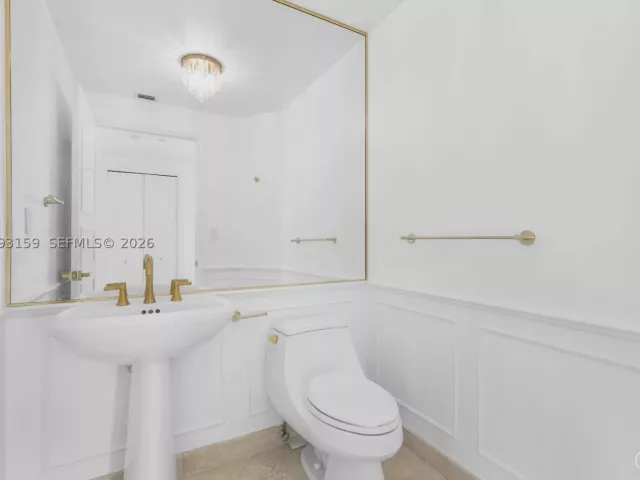 3-bedroom condo for sale in Miami Beach - 300 S Pointe Drive 801 - MondialRealty