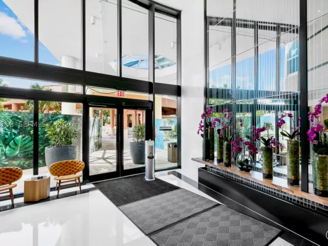 3-bedroom condo for sale in Miami Beach - 300 S Pointe Drive 801 - MondialRealty