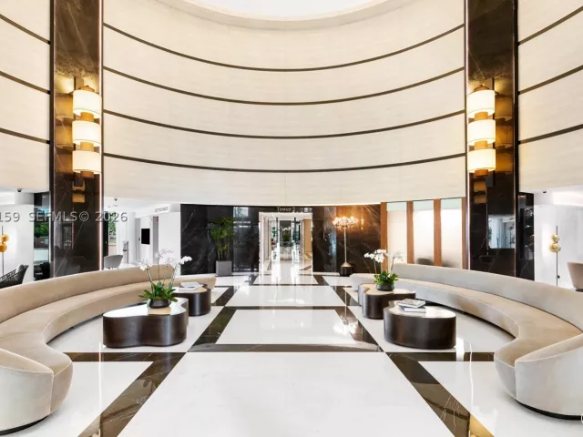 3-bedroom condo for sale in Miami Beach - 300 S Pointe Drive 801 - MondialRealty