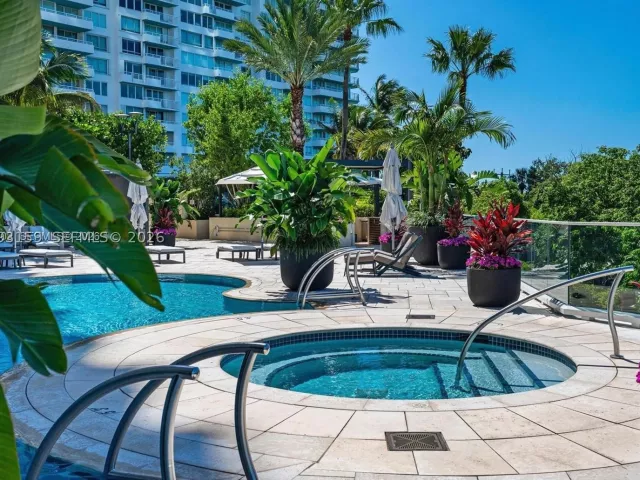 3-bedroom condo for sale in Miami Beach - 300 S Pointe Drive 801 - MondialRealty