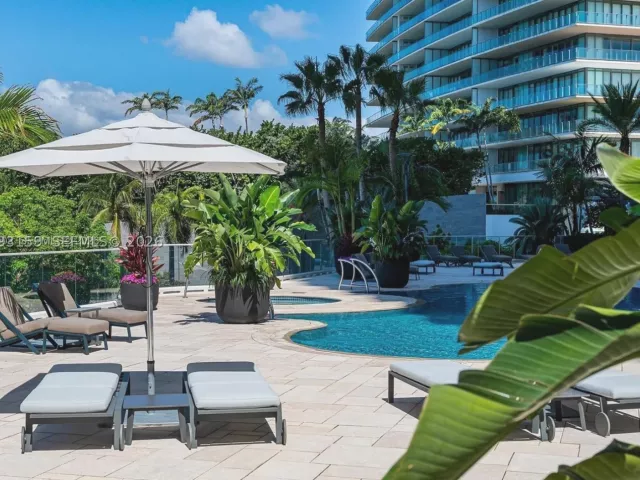 3-bedroom condo for sale in Miami Beach - 300 S Pointe Drive 801 - MondialRealty