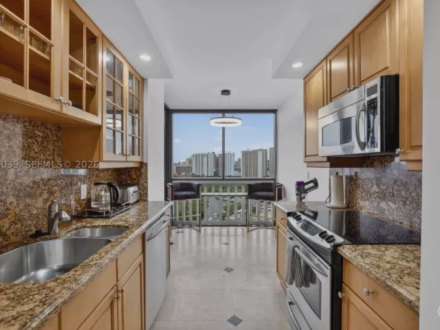2-bedroom condo for rent in Aventura - 1000 Island Blvd 2105 - MondialRealty