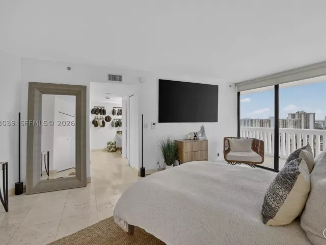 2-bedroom condo for rent in Aventura - 1000 Island Blvd 2105 - MondialRealty